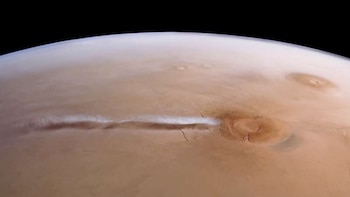 “Es totalmente inesperado”: la ciencia logró explicar cómo se forma una misteriosa nube de hielo de 1.800 kilómetros en Marte