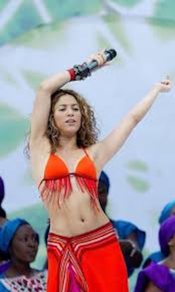 Shakira dominou o cenário musical na Copa do Mundo de 2006, ofuscando propostas como o RBD com sua influência global e presença internacional.