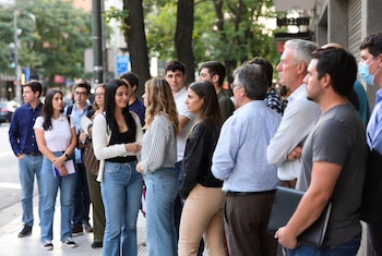 El pluriempleo se volvió habitual porque muchos salarios no alcanzan para cubrir necesidades básicas, según explicó Eliana Bracciaforte (Imagen Ilustrativa Infobae)