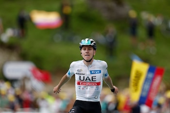 Pogacar al cruzar la meta