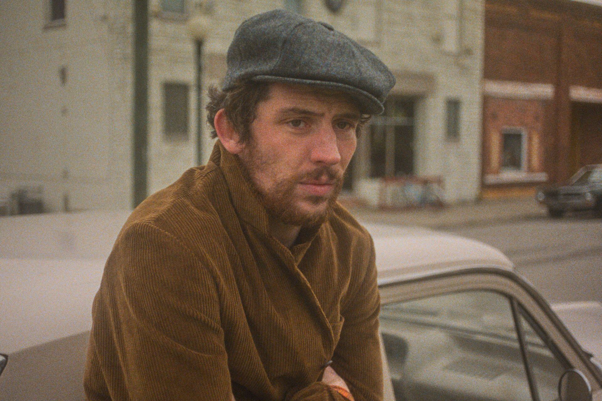 Josh O'Connor en una escena de