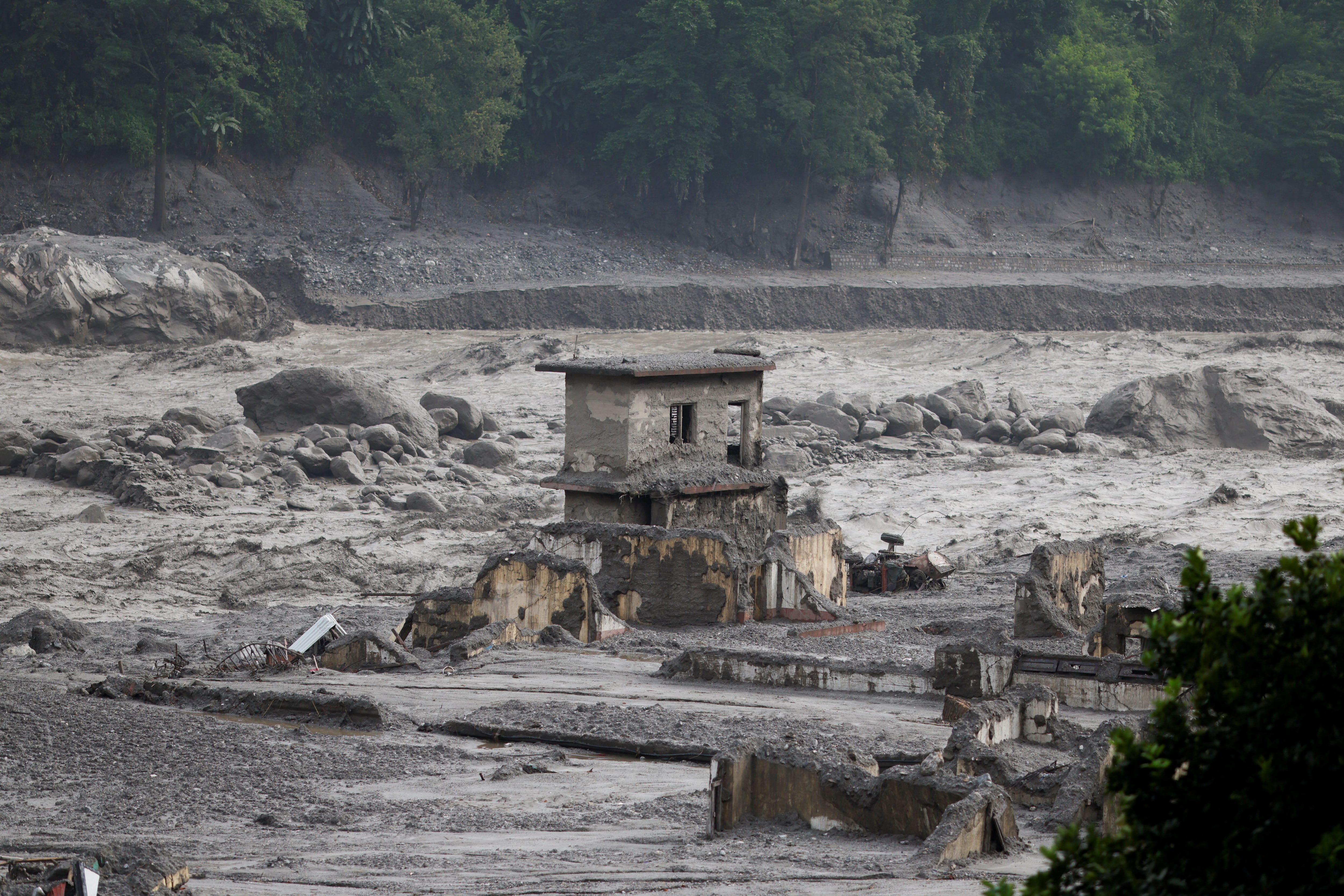 Casas dañadas tras unas inundaciones repentinas y un deslizamiento de tierra en Trishuli, distrito de Nuwakot, Nepal, el 30 de agosto de 2026 (REUTERS/Adnan Abidi)