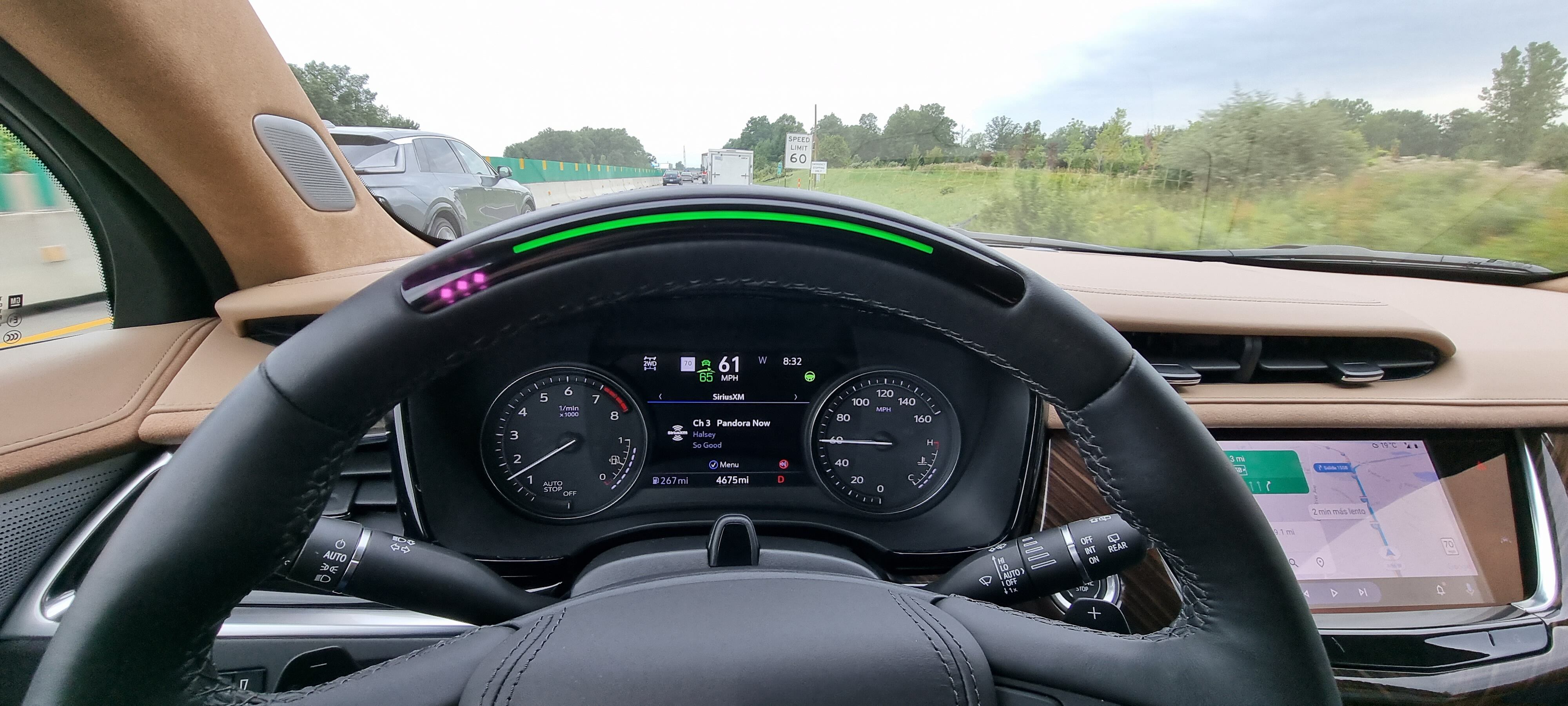 Cuando el sistema está disponible se enciende un haz de luz verde en la parte superior del aro del volante