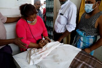 Familiares velar el cadáver de