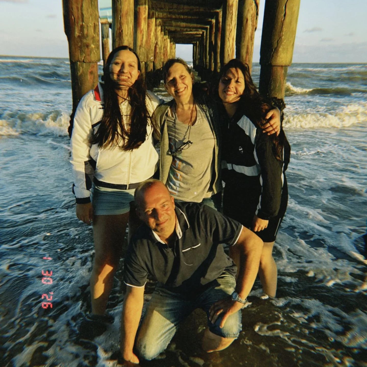 El meteorólogo Fernando Confessore posa junto a su esposa y dos de sus hijas en la orilla del mar
