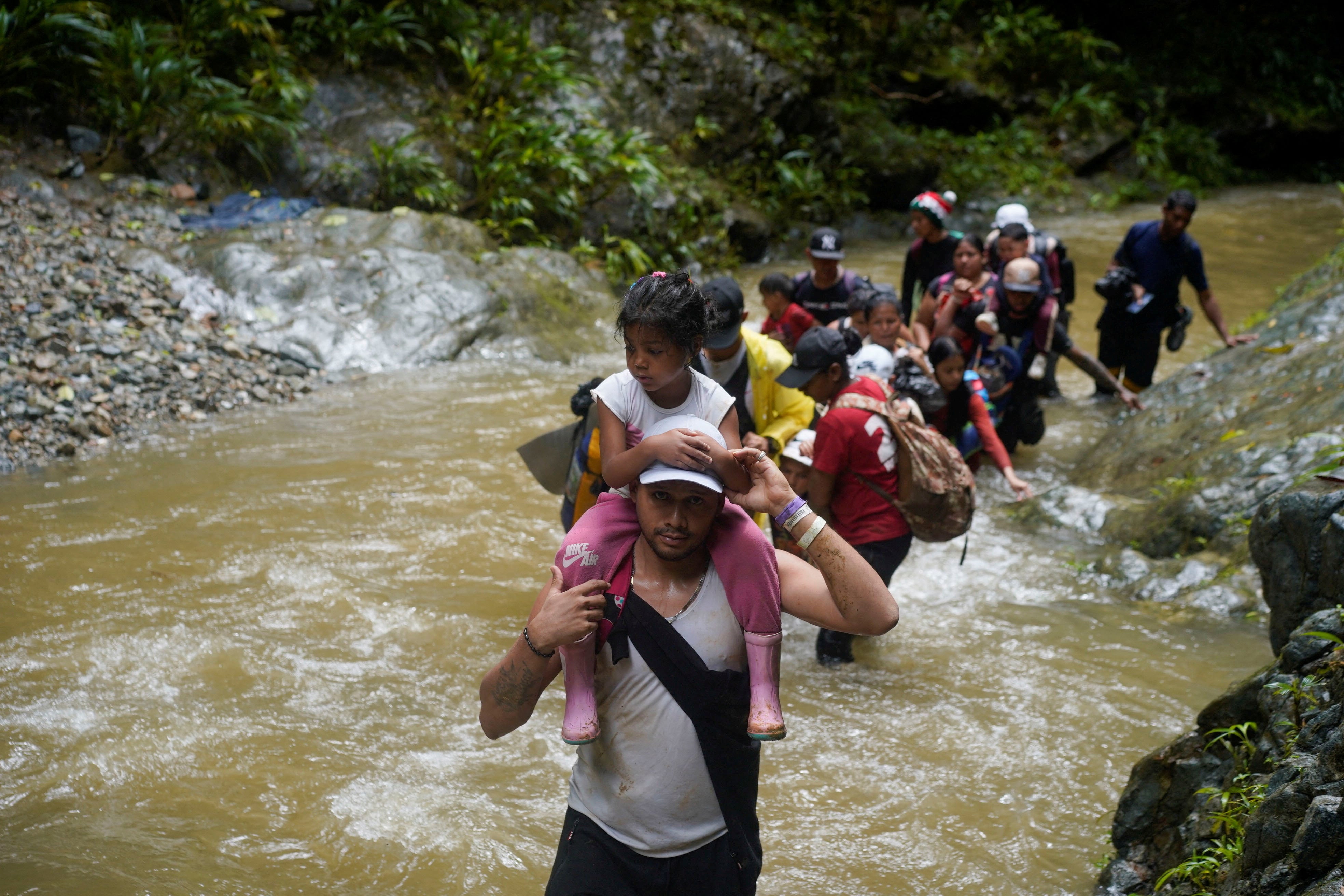 Migrantes en Acandí, en la ruta hacia el Darién, en julio de 2023. El cruce pasó de 1,2 millones de personas entre 2021 y 2024 a unas tres mil el año pasado. (REUTERS/Adri Salido/archivo)