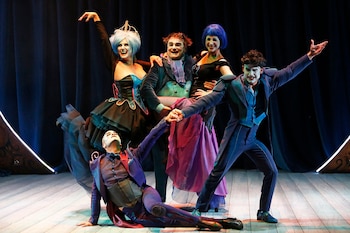 La compañía española Yllana presenta una fusión de grandes títulos de ópera con éxitos de rock y pop en "The Opera Locos"