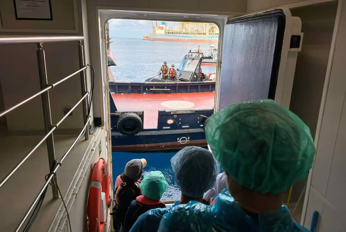 Los pasajeros del crucero ‘MV Hondius’ desembarcan este domingo en el puerto de Granadilla, en Tenerife. (AP)