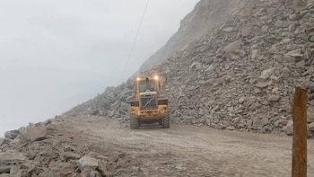 Cientos de vehículos varados tras