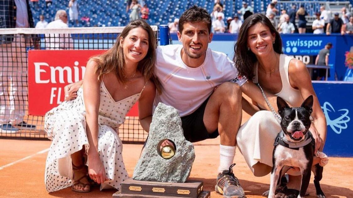 Pedro Cachín, acompañado por su hermana Catalina, su pareja Paula y su perro Tango, durante la ceremonia de premiación del ATP 250 de Gstaad, el título más importante de su carrera (Crédito: Pedro Cachin)