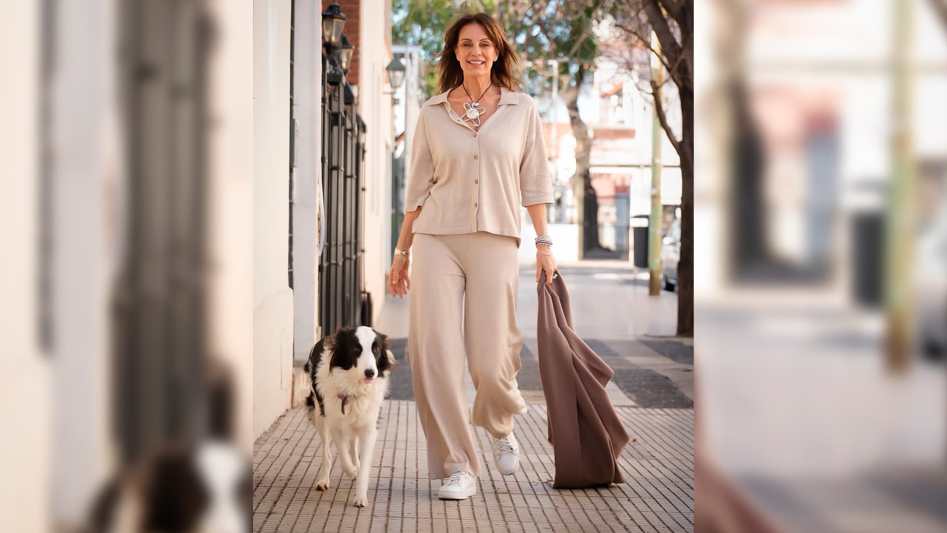 Paseando con su perra border collie