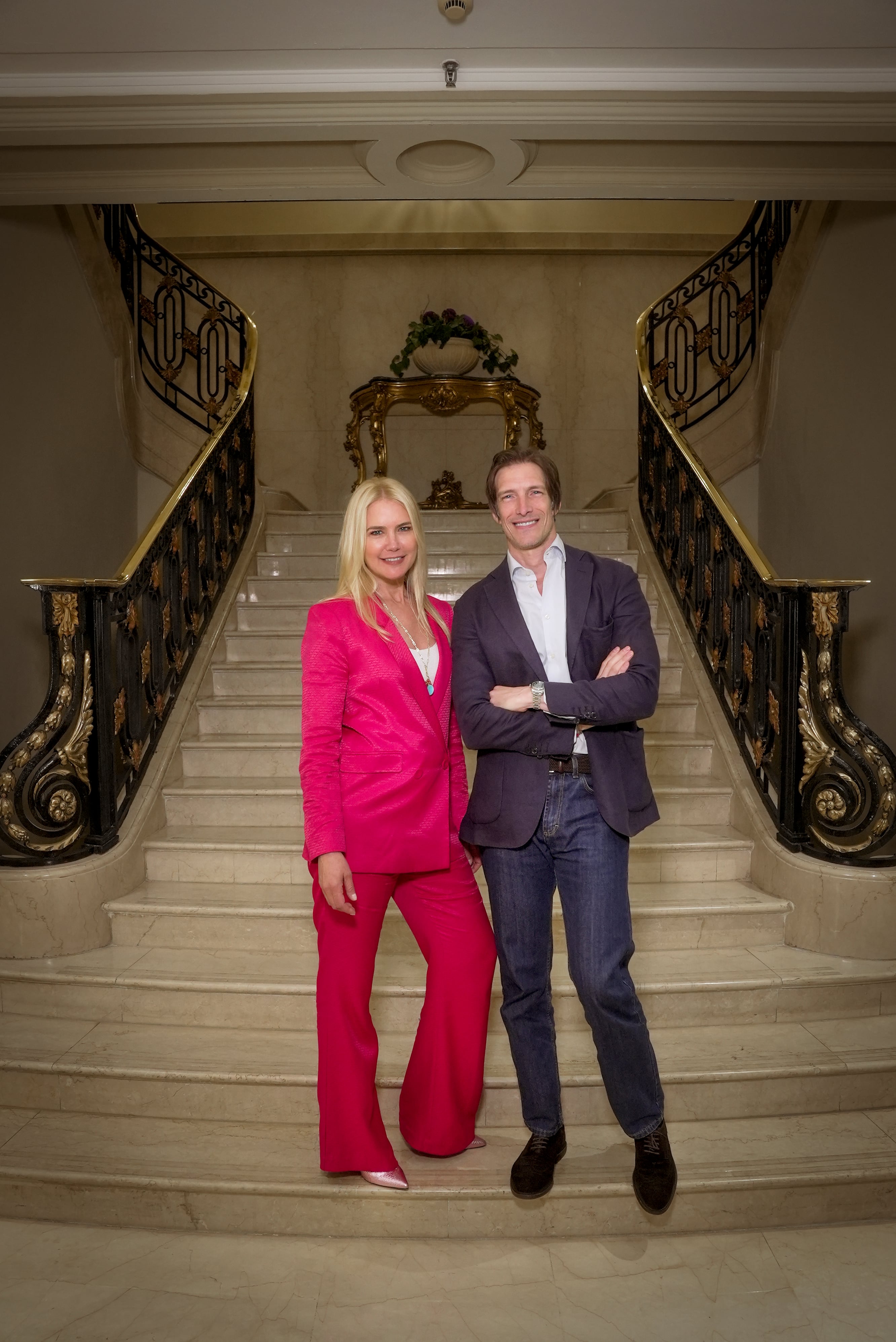 Iván de Pineda y Valeria Mazza conducen la ceremonia en los estudios de Telefé, realzando la excelencia y el glamour del evento