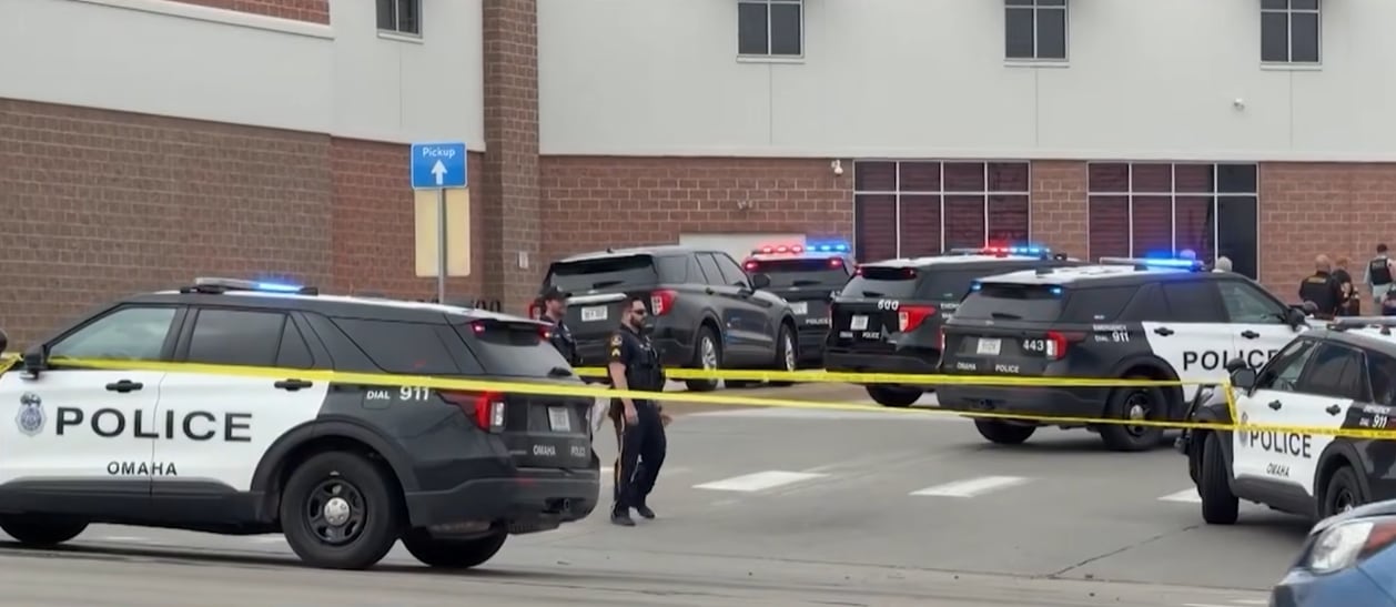 Agentes de Omaha abrieron fuego tras constatar que la atacante no soltaba el cuchillo y lesionaba al niño, siguiendo el protocolo para situaciones de riesgo extremo (Telemundo Nebraska)