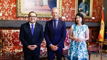 Premier Otárola y canciller Gervasi junto a presidente del Senado español.