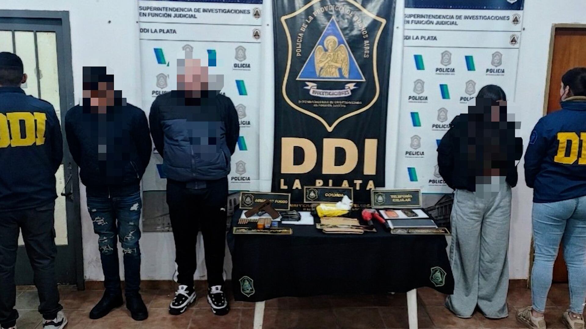 Tres personas, incluyendo al delincuente Valentín Salvatierra, fueron detenidas en un operativo policial de la DDI La Plata