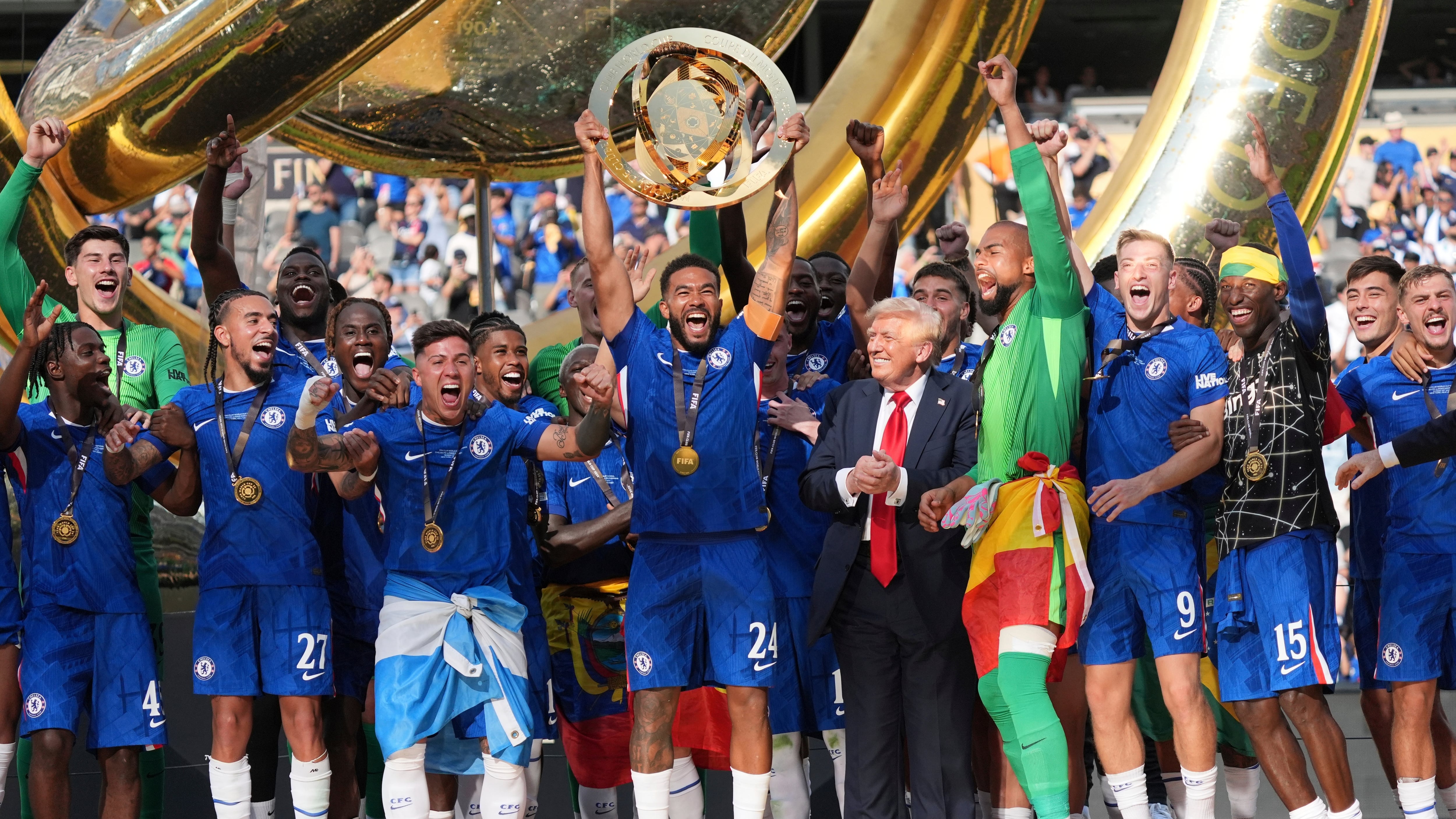 Reece James de Chelsea (centro) alza el trofeo de campeones del Mundial de Clubes tras vencer al París Saint-Germain en la final, el domingo 13 de julio de 2025, en East Rutherford, Nueva Jersey. (AP Foto/Jacquelyn Martin)