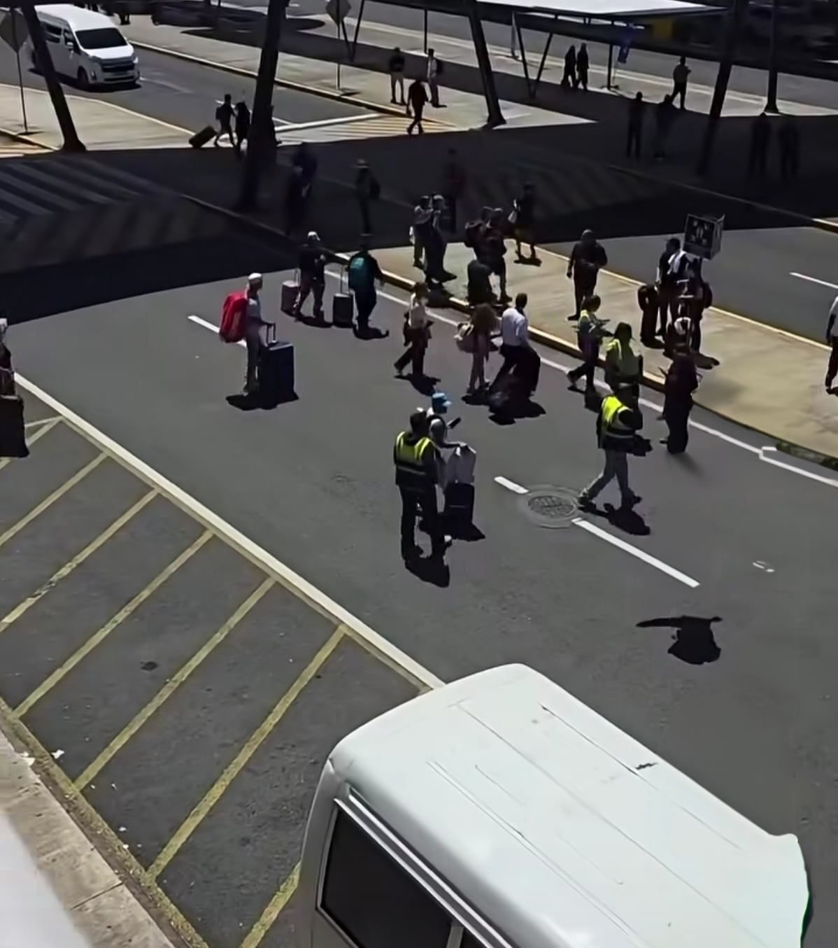 La administración del aeropuerto detiene de forma temporal los despegues y aterrizajes al percibir un movimiento sísmico para la seguridad de los pasajeros y trabajadores. /(Captura de video)