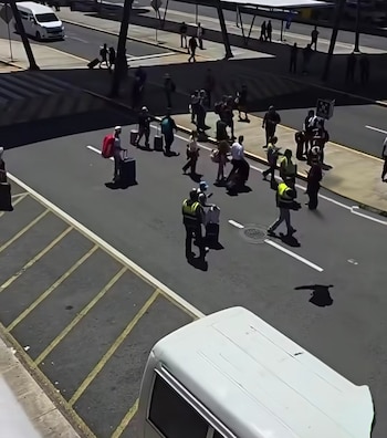 El Aeropuerto Internacional de Tocumen evacuó preventivamente a los pasajeros tras el terremoto de magnitud 7.2 registrado este viernes en Panamá, como parte de sus protocolos de seguridad antes de reanudar las operaciones aéreas. Captura de video