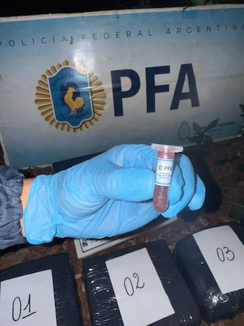 Dos personas escaparon tras arrojar