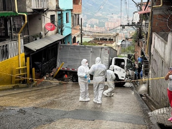 Niño de nueve años murió tras ser atropellado por un furgón en Medellín. El hecho ocurrió en Santo Domingo, donde el automotor perdió el control; las autoridades inmovilizaron el vehículo y avanzan con las indagaciones sobre el caso - crédito Guardianes Antioquia Oficial