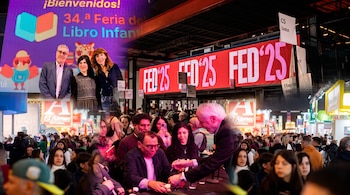 Composición de imágenes con multitudes en ferias de libros. Pantalla superior izquierda dice "34.ª Feria del Libro Infantil". Pantalla central dice "FED '25". Un autor firma libros.