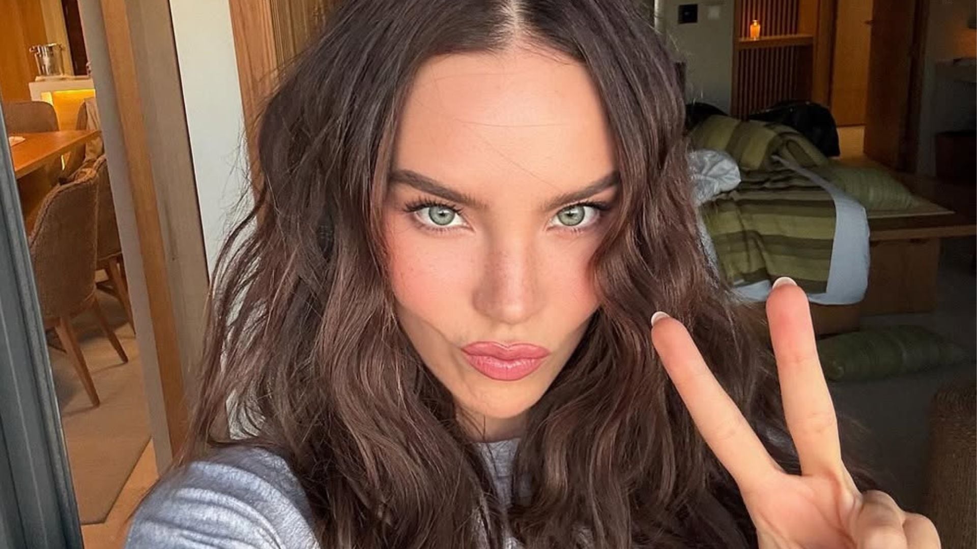 Filtran las primeras imágenes de Belinda como Carlota previo al estreno de la serie