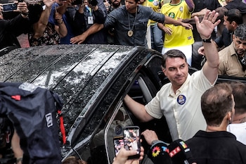 Fotografía de archivo del 25 de octubre de 2026 del excandidato a la presidencia Flavio Bolsonaro saludando a sus seguidores en Río de Janeiro (Brasil). EFE/ Antonio Lacerda ARCHIVO