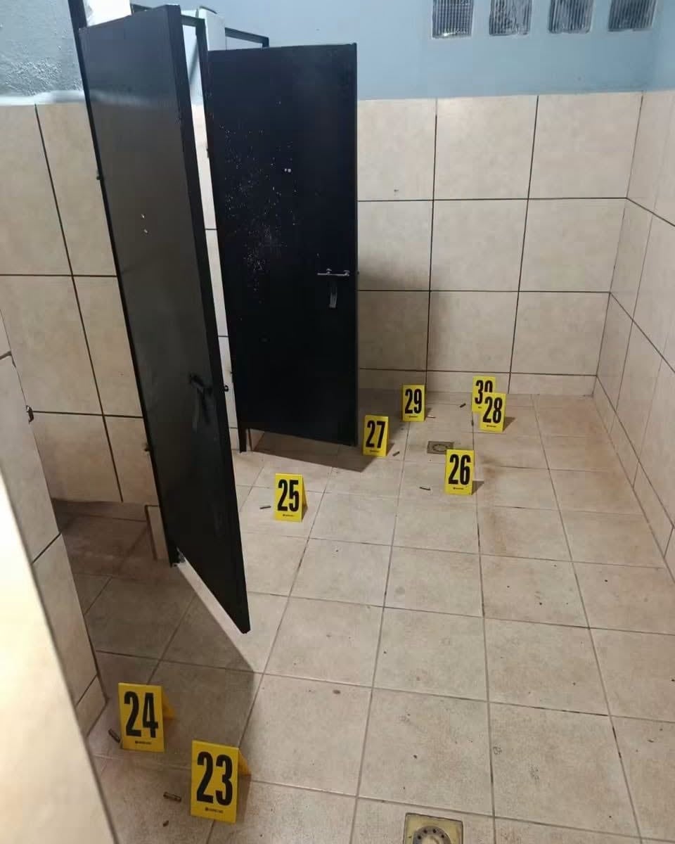 Dentro de los sanitarios ubicados en el Estadio de Huité, Zacapa, se observan varios indicios balísticos. (Ministerio Público de Guatemala)