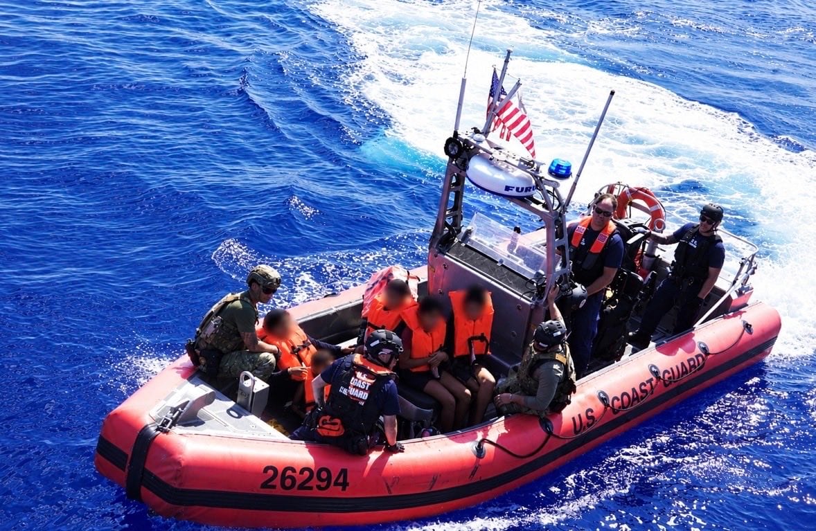 Catorce de los 15 balseros cubanos interceptados cerca de Elbow Cay, Bahamas, fueron devueltos a la isla por la Guardia Costera de EE.UU. en septiembre. (Cortesía: USCG).