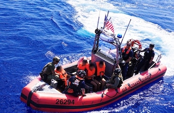 Catorce de los 15 balseros cubanos interceptados cerca de Elbow Cay, Bahamas, fueron devueltos a la isla por la Guardia Costera de EE.UU. en septiembre. (Cortesía: USCG).