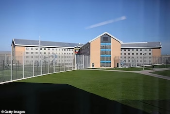 Guardias despedidas por mantener relaciones sexuales con reclusos, cárcel HMP Berwyn y collages