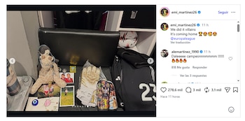 Captura de pantalla de Instagram mostrando un peluche, fotos, guantes de portero, espinilleras con imágenes y un balón de fútbol en un estante