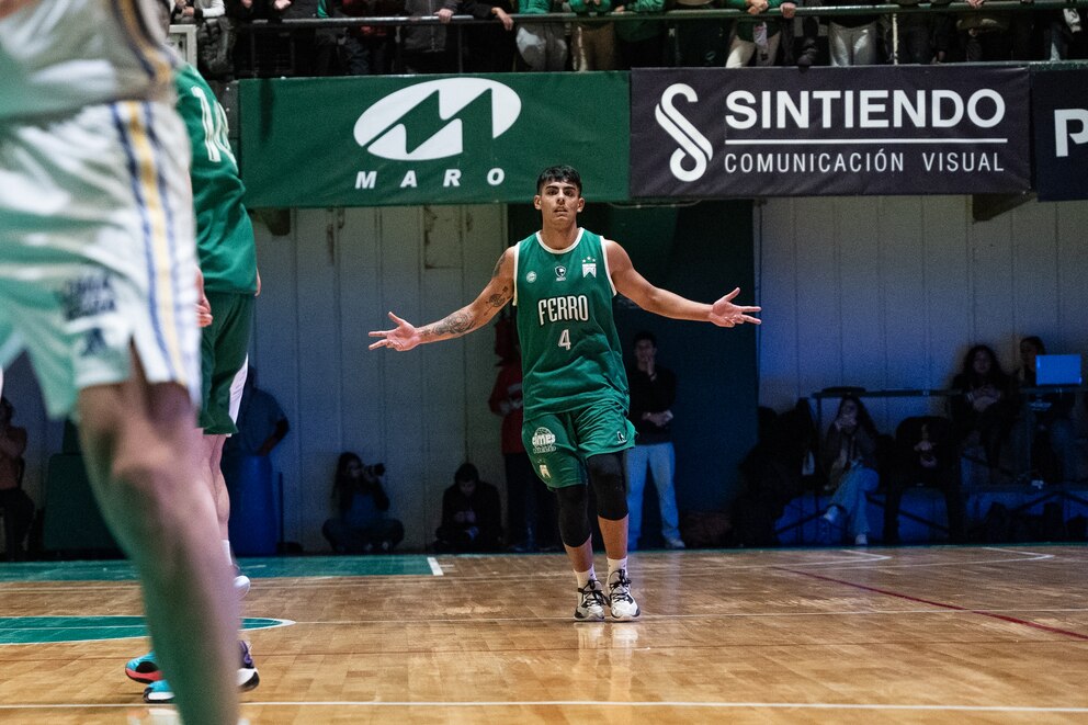 Leandro Lezcano shooting the ball