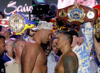El careo entre Tyson Fury y Oleksandr Usyk (Reuters/Andrew Couldridge)