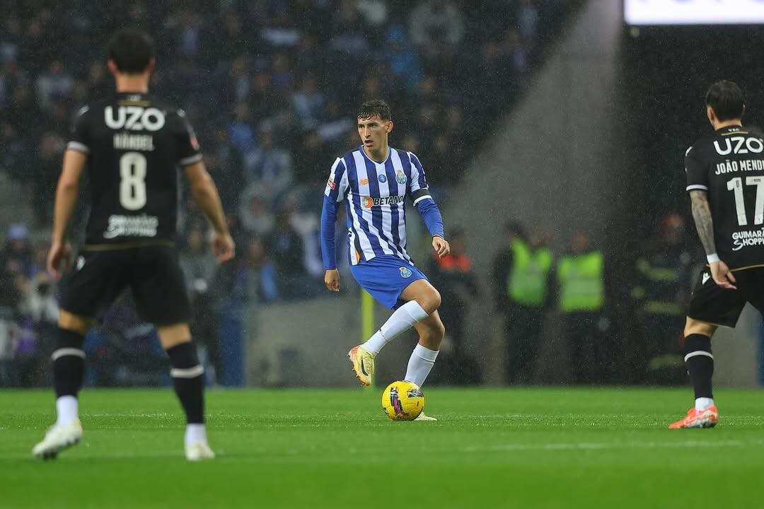 Tomás Pérez juega en el Porto, pero el club portugués lo llamó en plena escala hacia Argentina por la lesión de Nehuen Pérez (@mata.perez_)
