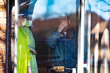 Joyce tira besos a los