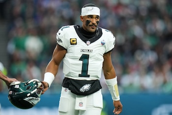 La NFL determinó que los Philadelphia Eagles actuaron conforme a los protocolos y descartó sanciones por la inclusión de Jalen Hurts en Londres (AP/Alastair Grant)