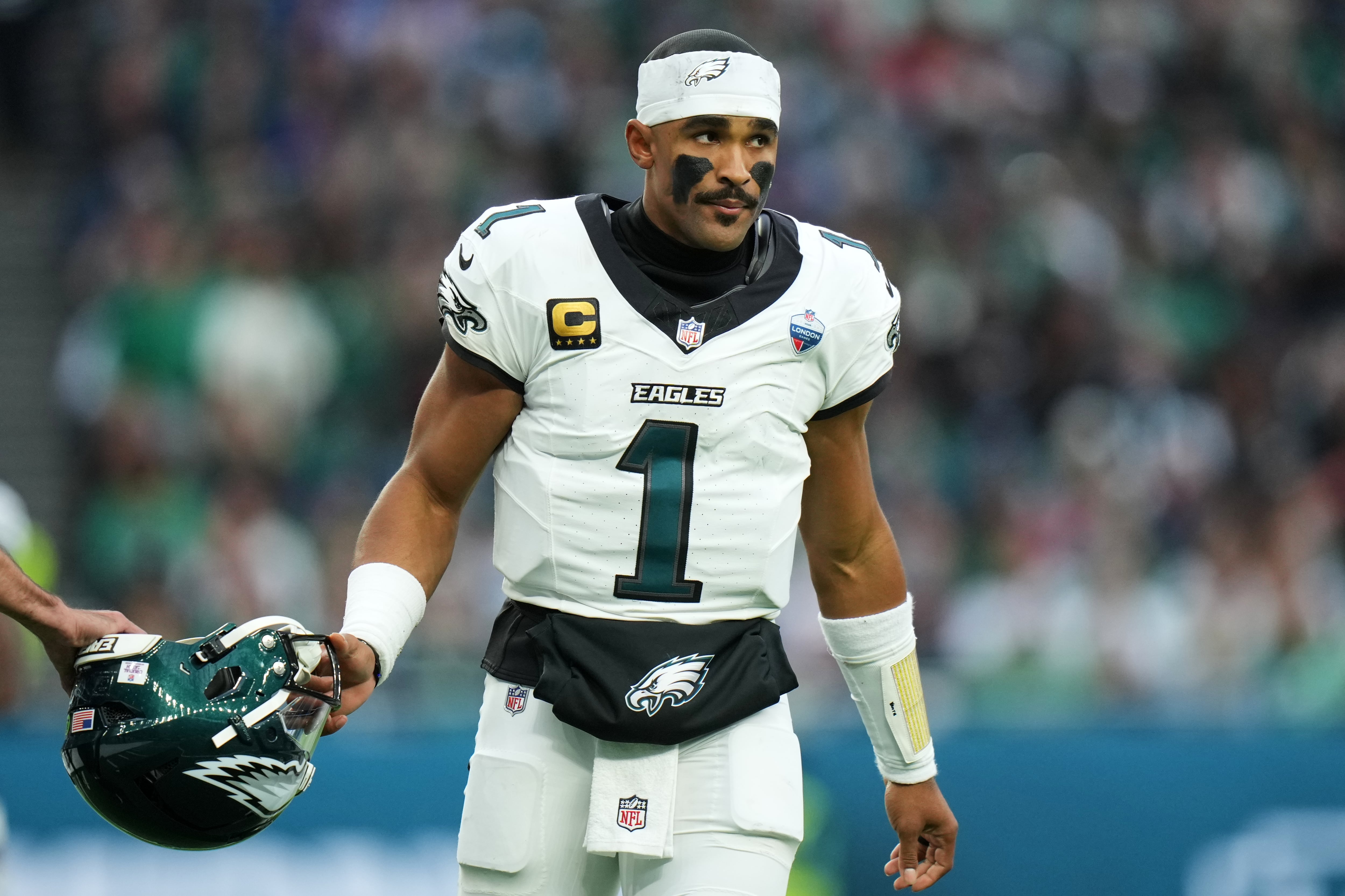 La NFL determinó que los Philadelphia Eagles actuaron conforme a los protocolos y descartó sanciones por la inclusión de Jalen Hurts en Londres (AP/Alastair Grant)