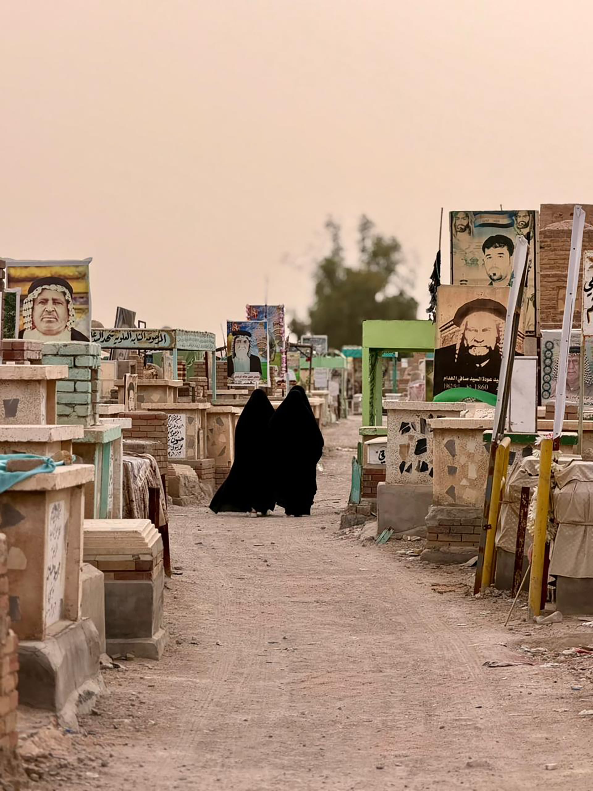 En este cementerio iraquí hay una gran variedad de tumbas, desde las más bajas hasta las torres de más de 4 metros de altura. También hay estancias subterráneas y recintos especiales destinados a familias enteras