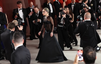 En los premios Óscar 2023, Lady Gaga eligió un vestido negro de falda amplia y corsé de tul transparente, logrando un equilibrio entre sensualidad y elegancia clásica (REUTERS/Aude Guerrucci)