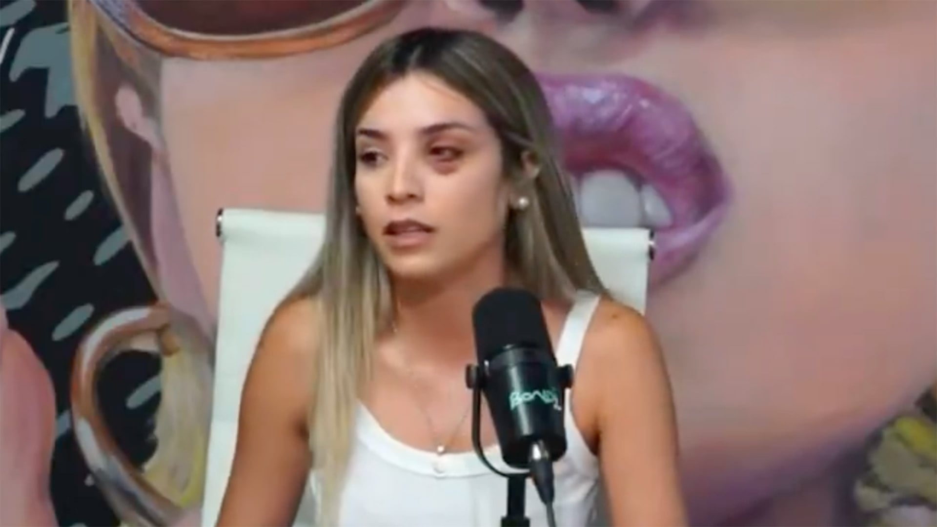 Emily denunció a Santiago con los moretones todavía en el rostro