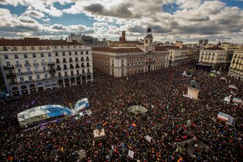 Gente reunida en la Puerta