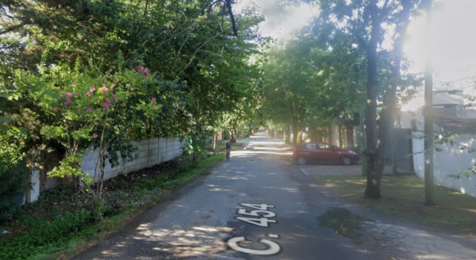 Vista de la calle en City Bell, La Plata, donde se investiga el asesinato de un hombre y la detención de su pareja y un amigo (Google Maps)
