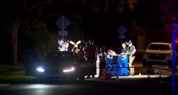 Un conductor murió tras un tiroteo registrado en la noche del miércoles 22 de abril de 2026 en una comunidad residencial de Hollywood, Los Ángeles, según confirmó el canal local Local 10 News. Foto: Local 10 News