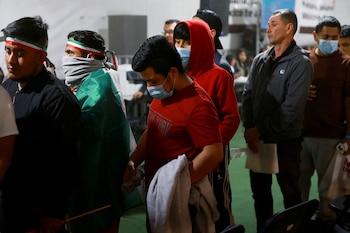 California planea congelar inscripciones a