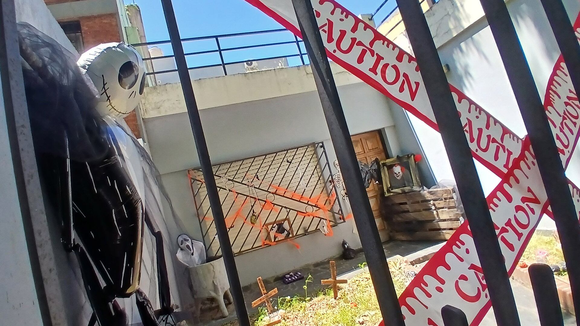 Esta casa simula tener tumbas en su jardín (Foto: Maximiliano Luna)