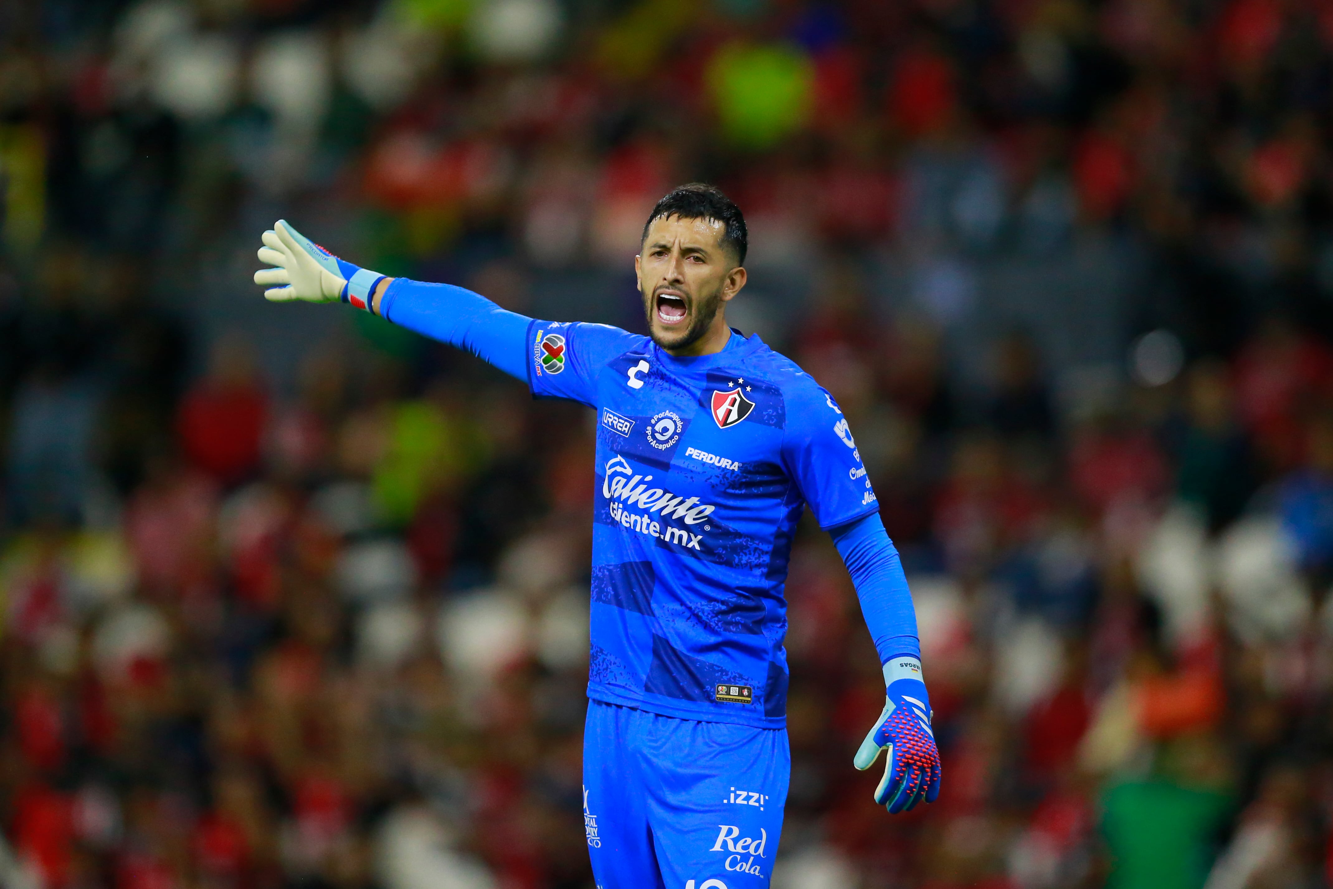 En el marco de su aniversario 110, el club rojinegro y su guardameta colombiano llamaron a la afición y a Guadalajara a respaldar a las familias afectadas. EFE/ Francisco Guasco