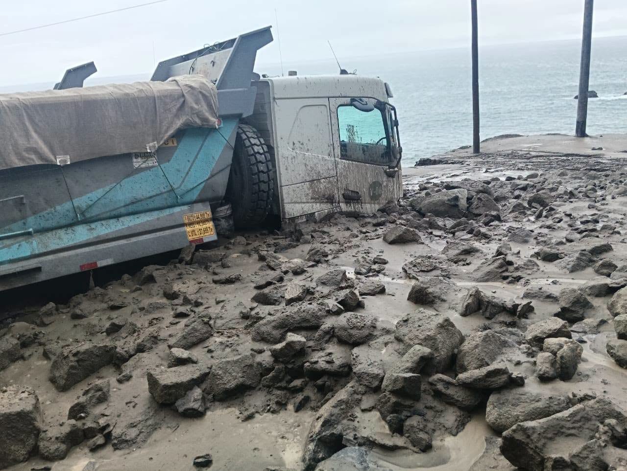 Un camión de carga pesada permanece varado entre lodo y rocas tras un huaico que bloqueó la carretera Panamericana Sur, tramo Ático-Ocoña, en Arequipa, por el impacto de la DANA Aníbal. (Diario El Pueblo)