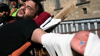 Activista se crucificó frente a