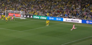 El momento en el que Messi impactó el balón